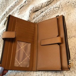 Micheal kors jet set travel smartphone wristlet